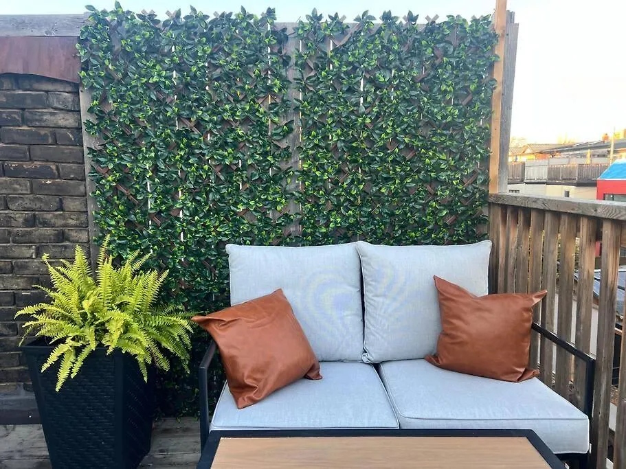 3 Bedroom With Patio Toronto Canada