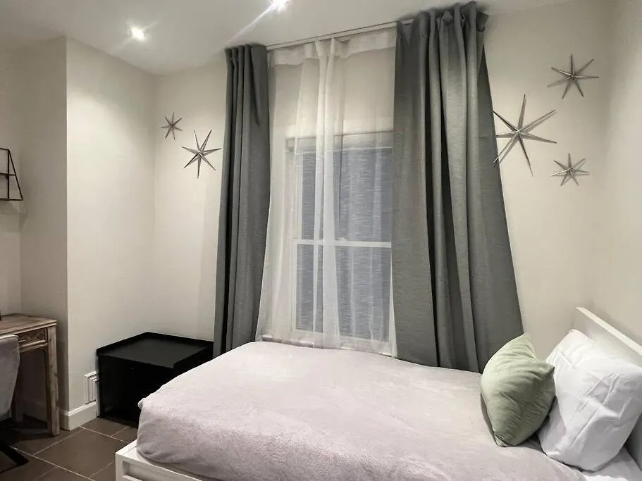 Apartment 3 Bedroom With Patio Toronto
